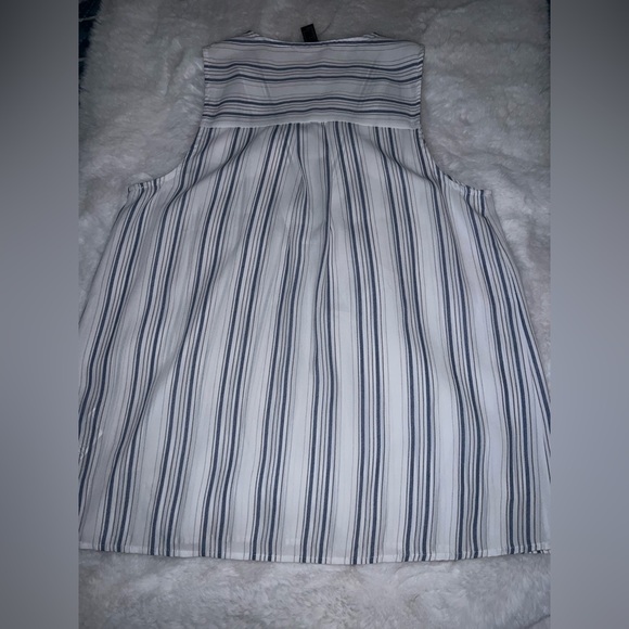 4/$10 Bundle Sale: NWOT Forever 21 Sheer V-Neck No Sleeve Top - Picture 3 of 4